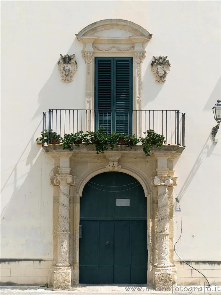 Uggiano La Chiesa (Lecce) - Portone con decorazioni barocche